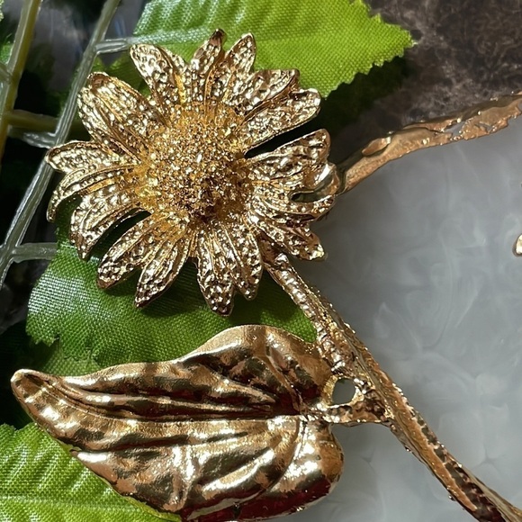 Daisy Flower Gold Earrings - Picture 12 of 16